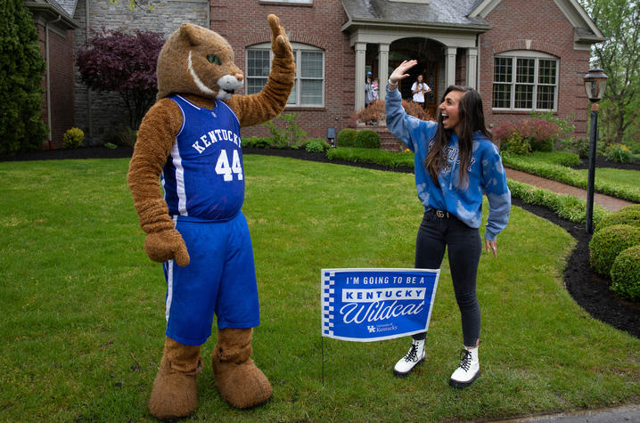 photo of Wildcat with incoming freshman