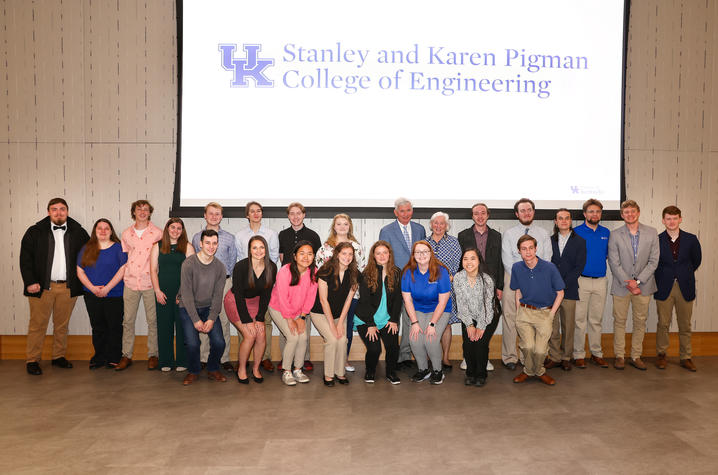 Photo of Stan and Karen Pigman with Pigman Scholars