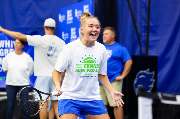 Tennis player encourages KCH patients during a game