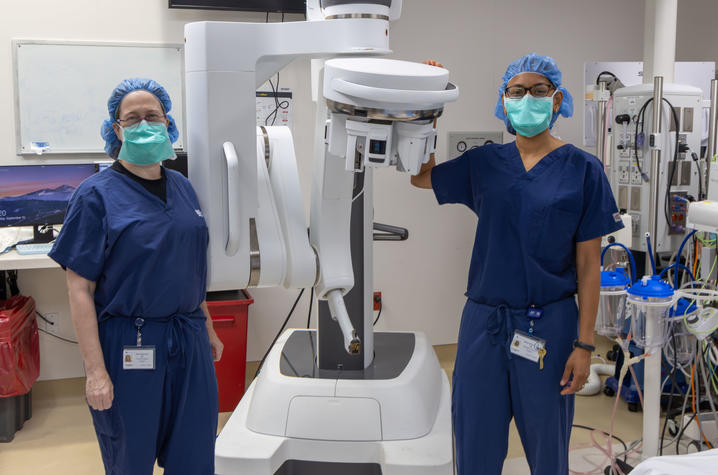 Image of two surgeons with the SP surgical robot