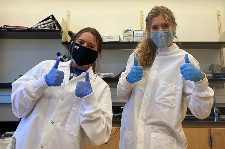 UK undergraduate researchers Bridget Bolt and Gretchen Ruschman. Students are encouraged to explore undergraduate research opportunities at the Research + Creative Experience Expo.