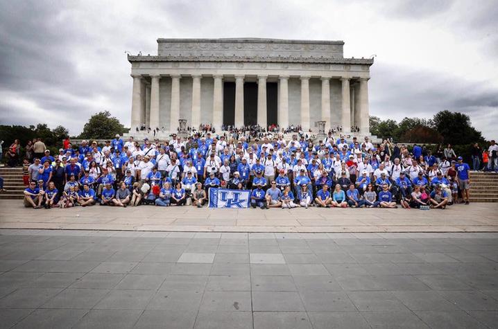 Photo of UK Honor Flight veterans, guardians & UK Alumni and friends at the Lincoln Memorial