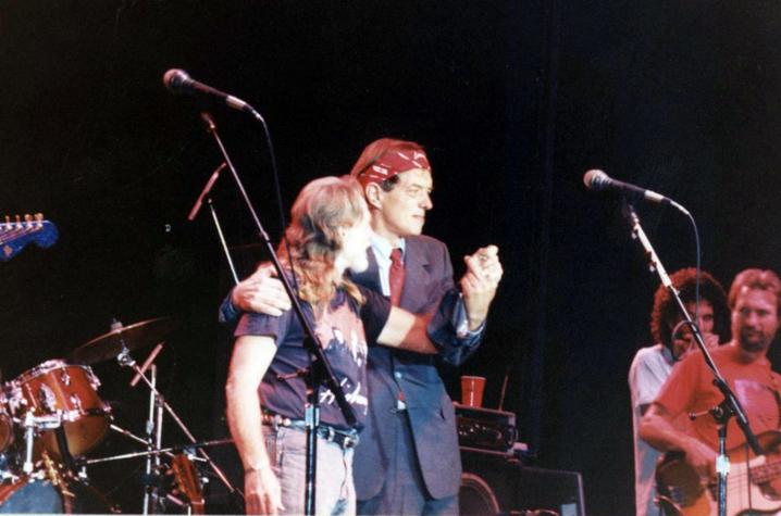 photo of Willie Nelson and Gatewood Galbraith on stage