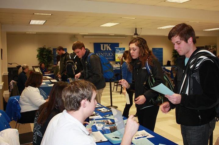 Students attend Grad Salute to plan for UK Commencement