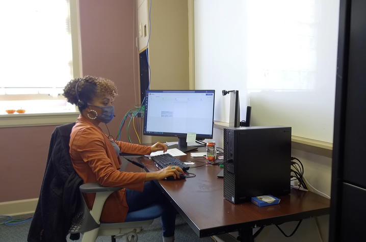 photo of UK Wellness Connecter Davin Hausley working at her computer at Health Corps.