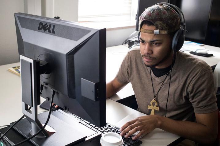 photo of student in UK Libraries Diversity Scholar Internship program working at computer 