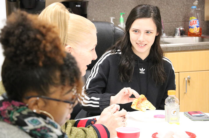 photo of students eating pizza