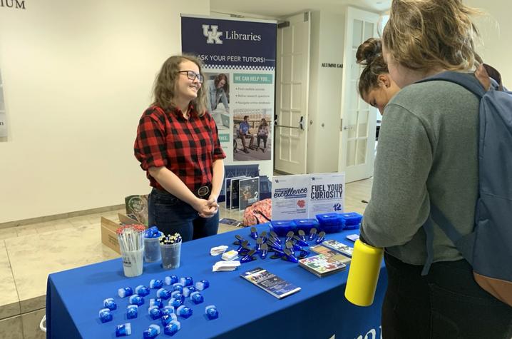 photo of UK Libraries Peer Tutor works info booth 