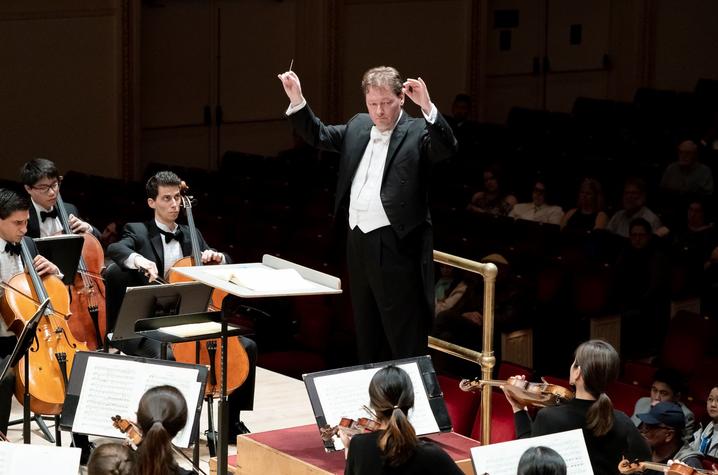 photo of John Nardolillo conducting UK Symphony Orchestra in 2019