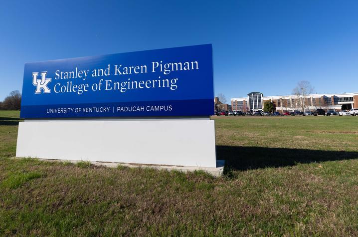 UK Stanley and Karen Pigman College welcome sign in a field of grass on the Paducah campus 