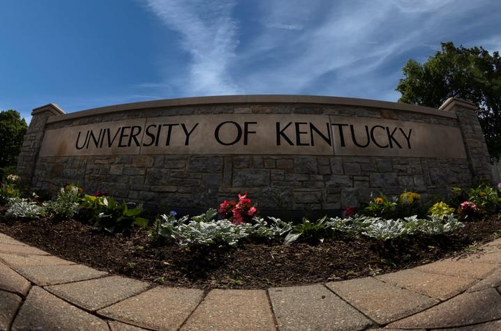 photo of University of Kentucky on stone fence at front gate of UK campus