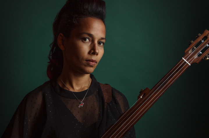 photo of Rhiannon Giddens with banjo