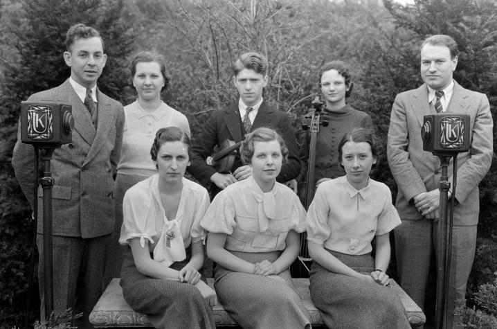 photo of Stephen Collins Foster singing group that performed for radio broadcasts on WHAS from UK.