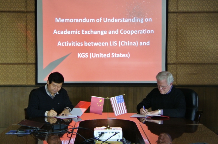 Lanzhou Institute of Seismology Director Lanmin Wang and KGS Director Bill Haneberg sign the new memorandum of agreement during Haneberg’s recent visit to China.