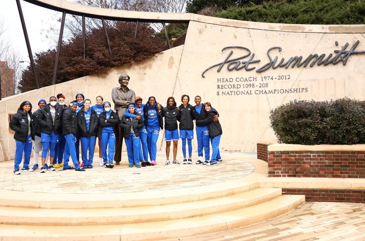 Coach Kyra Elzy and the 2021-2022 team visited a statue in honor of the late Pate Summitt while in Knoxville for their game against Tennessee. Eddie Justice | UK Athletics