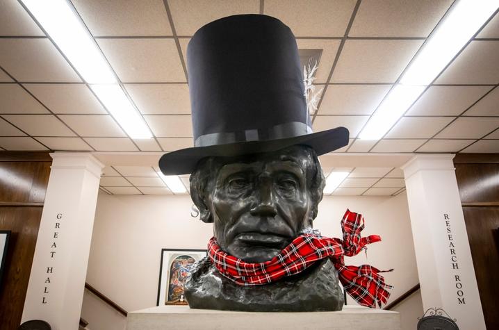 photo of Abe Lincoln bust with top hat and scarf