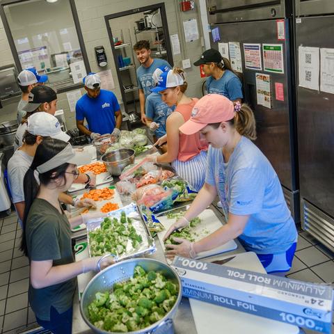 Students volunteers in Campus Kitchen 