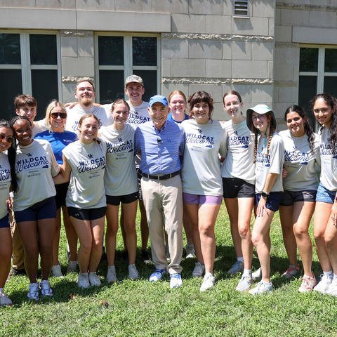 UK President Eli Capilouto poses with Engineering LLP peer mentors during Big Blue Move-In.