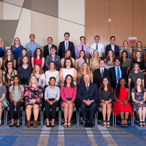 photo of 2018-2019 scholarship recipients with Fritz Skeen, the president of the UK Alumni Association, center.