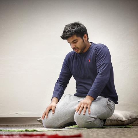 UK freshman Yousuf Al Mamari prays in the new interfaith prayer and meditation room (Photo by Mark Cornelison, UK Photographer)