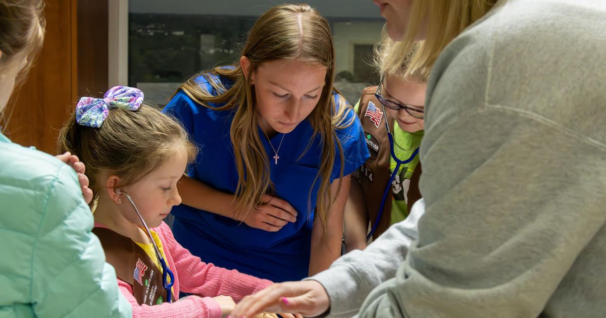 UK nursing students, faculty, help Kentucky Girl Scouts earn first aid badge