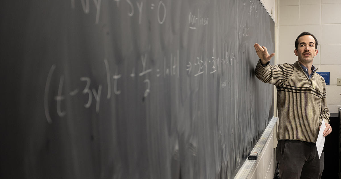 'Great Teacher' Bradley Elliott instills confidence in students to become problem solvers - Vimarsana News