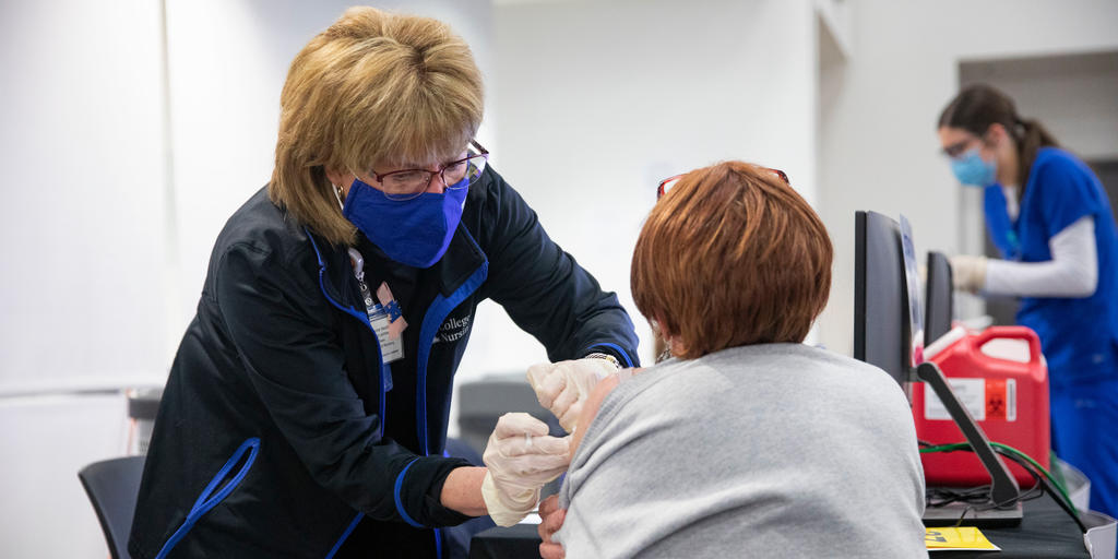 UK College of Nursing Volunteers Assist at Kroger Field Vaccination Clinic - Vimarsana News