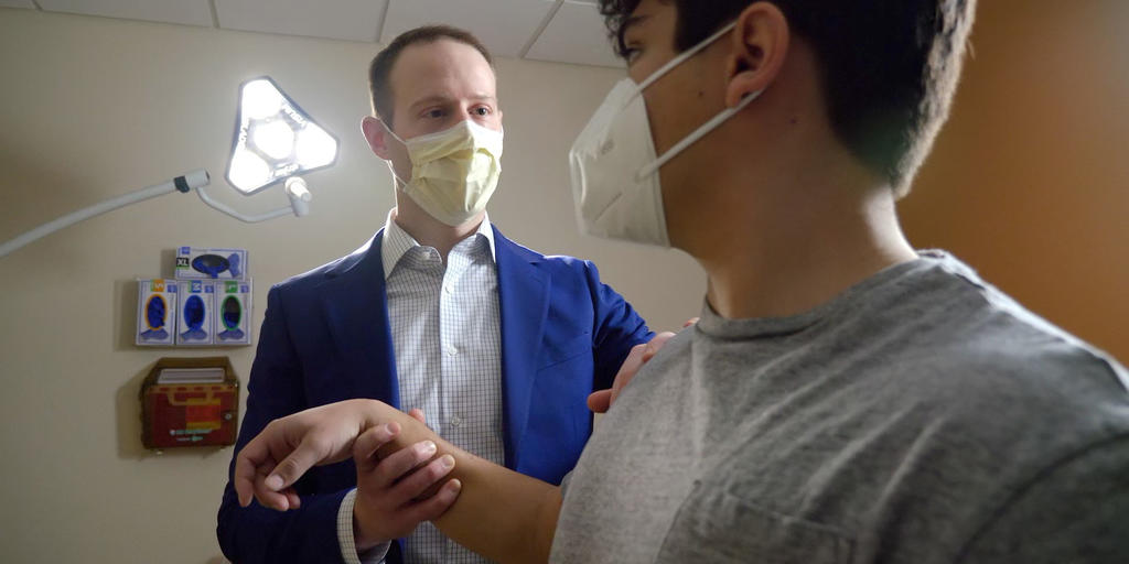 UK orthopaedic surgeon receives grant to study knee injuries, osteoarthritis - Vimarsana News