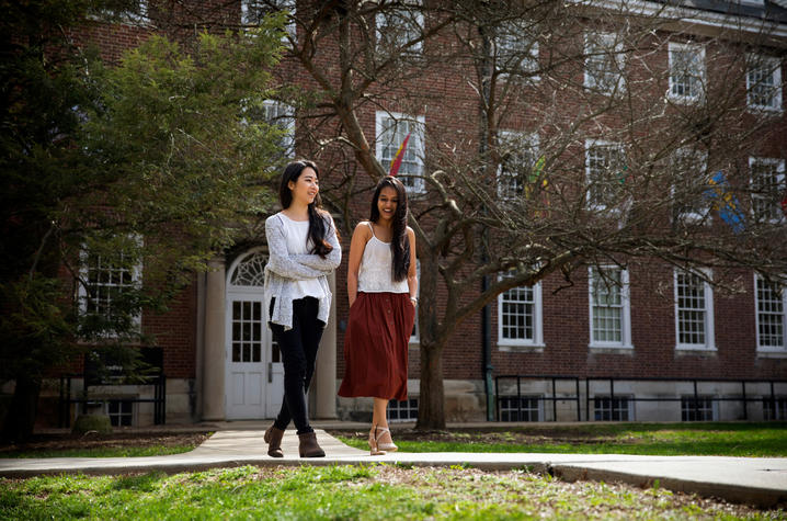 Students outside Bradley Hall, home of UK's International Center