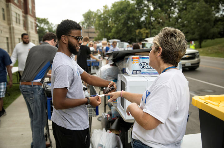 This is a photo of a student moving onto the UK campus.