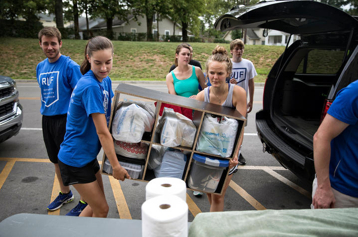 Student Volunteers Help with UK Move-In 2017