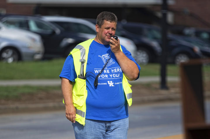 UK Volunteer Helps with UK Move-In 2017