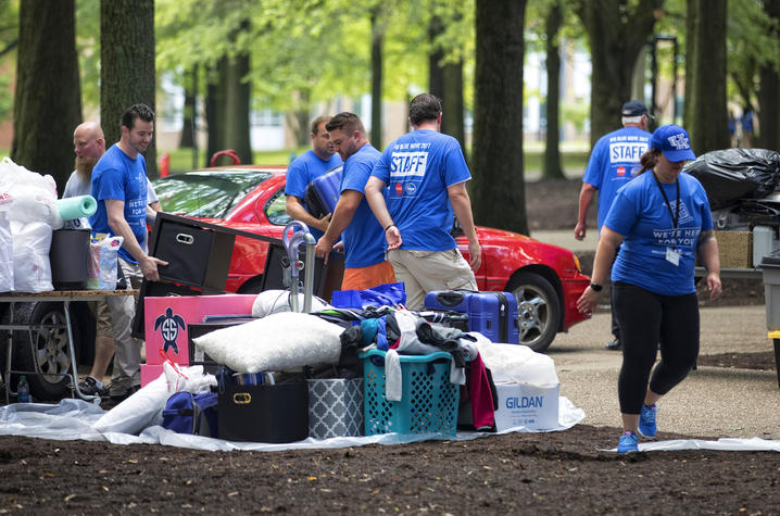 Volunteers Helping with UK Move-In 2017