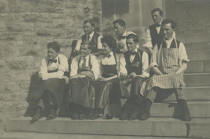 black and white photo of 1919 chemistry class students 