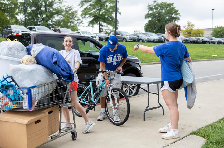 A student moving in to her residence hall.