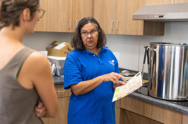 Shari Dutton explaining the dyeing process to students