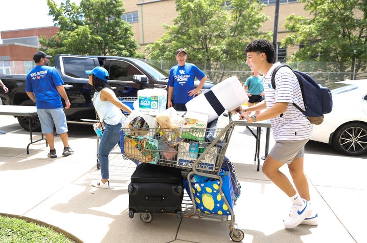 Students move into residence halls Monday, Aug. 14 during Big Blue Move-In. Mark Cornelison | UK Photo