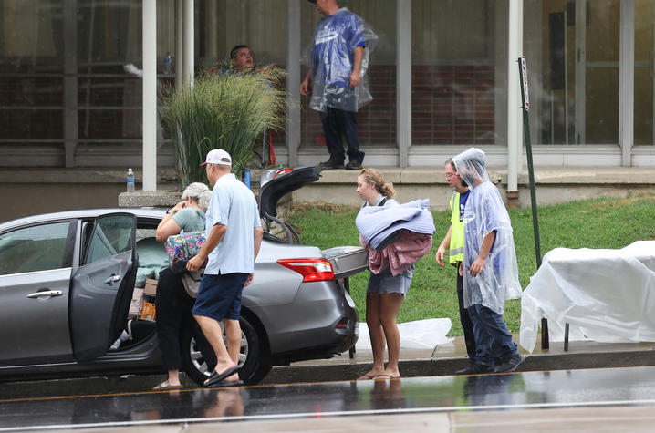 Students unload their belongings as they move into residence halls on Aug. 14. Mark Cornelison | UK Photo
