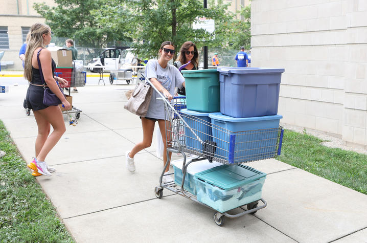 A student moves into a residence hall during Big Blue Move-In 2023. Mark Cornelison | UK Photo