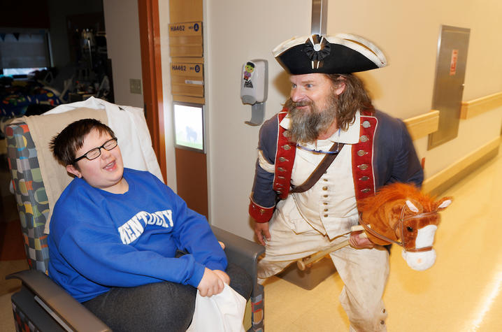 Photo of actor Steve Zahn posing with patient