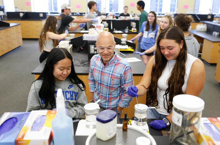  Frank Romanelli, Pharm.D., Parker Endowed Professor and chief academic officer at UKCOP, working with undergraduate students in Honors Stem: Pharmacology 101. Mark Cornelison | UK Photo