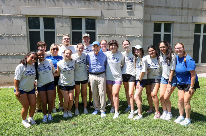 UK President Eli Capilouto poses with Engineering LLP peer mentors during Big Blue Move-In.