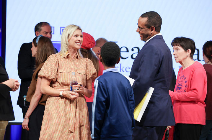 Image of KY first lady Britainy Beshear speaking with a patient family