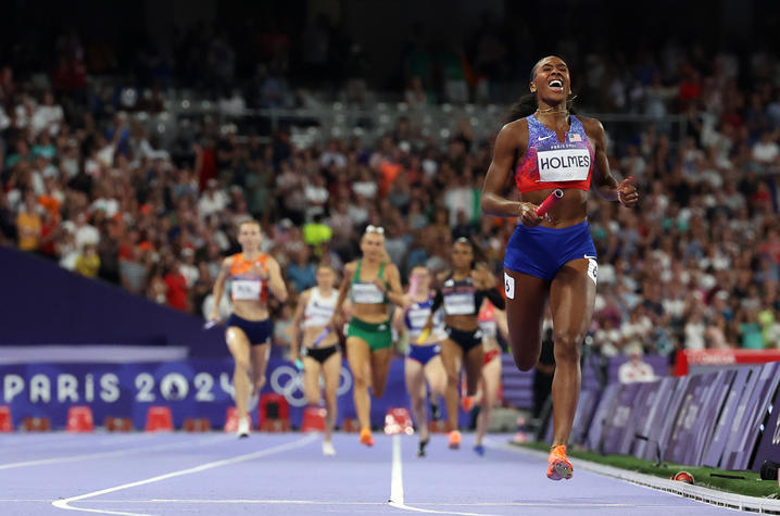 Alexis Holmes was the anchor for Team USA in the 4x400-meter relay — breaking the American record and winning a gold medal. Photo by Getty Images.