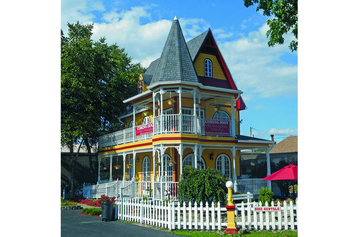 photo of primarily yellow house in New Albany, Indiana, from "Chromatic Homes"