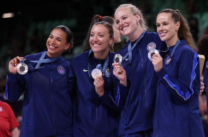 Avery Skinner (far left), an NCAA National Champion with Kentucky Volleyball in 2020-21, earned silver with Team USA Volleyball. Photo by Getty Images.