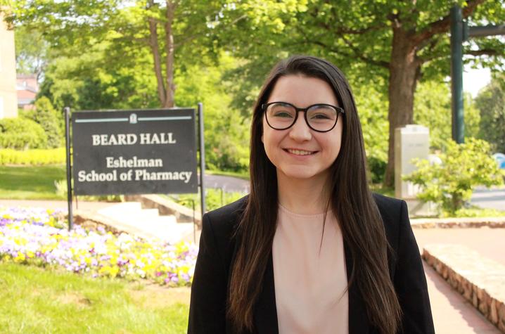 photo of Ava Vargason in front of Beard Hall 