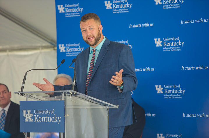 photo of Freddie Noe speaking at podium