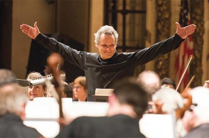 photo of conductor of Cincinnati Symphony Orchestra before orchestra