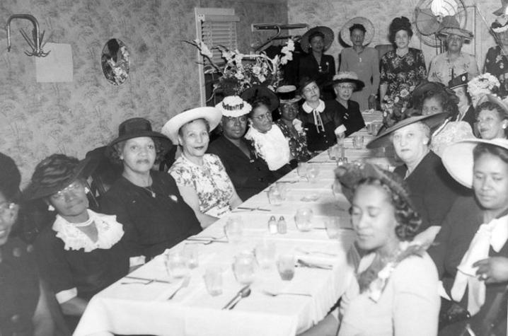 1947 black and white photo of the members of the City Federation of Frankfort seated and standing around dining table